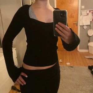 Gina Tricot  - Säljer min skit snygga tröja från Gina Tricot!❤️