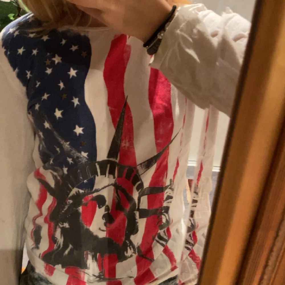 Jätte fin långärmad tröja med amerikanska flaggan o frihetsgudinnan på❤️‍🔥❤️‍🔥Den har en liten fläck på armen (bild nmr 3)😊. T-shirts.