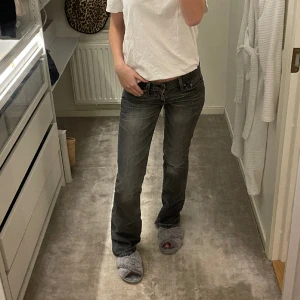 Levis Jeans!  - Midjemått cirka 39/40cm rakt över, innebenslängden 85 cm. 