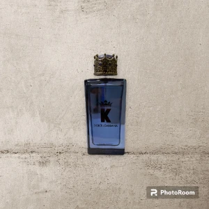 Dolce & Gabbana K EDP 100ml  - Säljer nu min Dolce & Gabbana Edo parfym som är en bra allmän parfym som man får mycket komplimanger av. Använd fåtal gånger skulle beräkna nästan som ny kanske nån ml som saknas. Hör av er vid frågor :)
