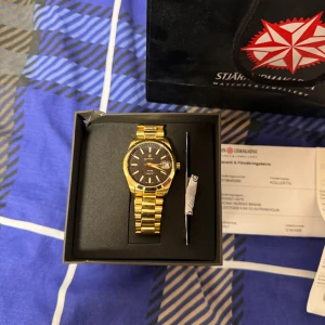 Gant klocka  - Klockan är 1 år gammalt ungefär Den är använd 2/3 gånger då jag inte tycker jag passar med klockor  Nytt pris 2790 kr Pris kan diskuteras privat 