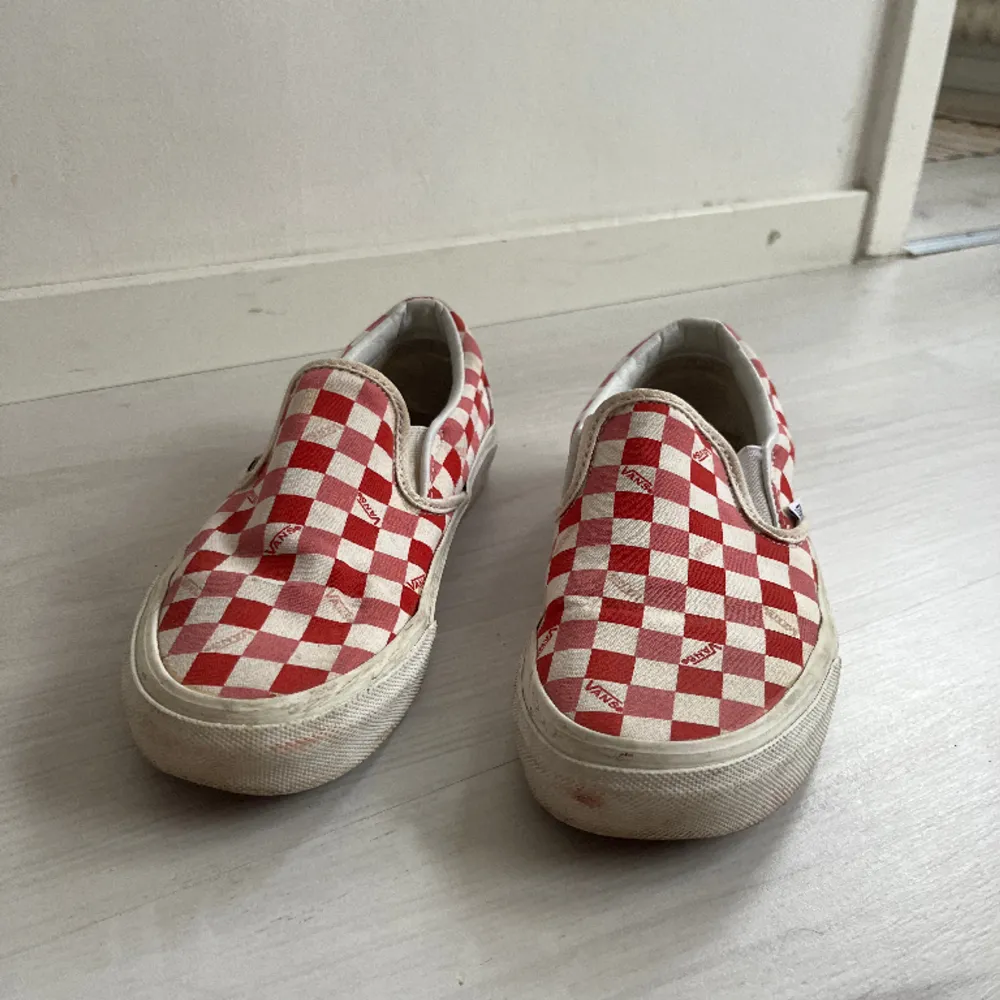 Röd, rosa och vitrutiga slip in Vans. Super coola originella men använder dem inte tillräckligt. I gott skick, lite smutsiga men går att rengöra! . Skor.