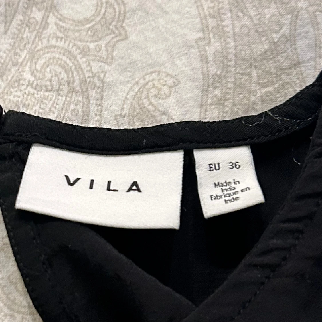 Svart blus med lite volang  - 91