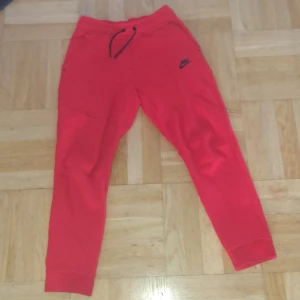 Röda Nike tech byxor  - Tyvär är dem lite för små för mig bra skick har används två gånger inomhus 