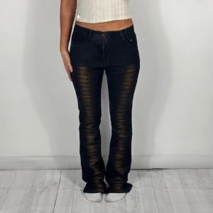 Utsvängda jeans - Jätte snygga och coola jeans🤩i bra skick förutom att dragkedjan är lite trög, lånade bilder❤️‍🔥