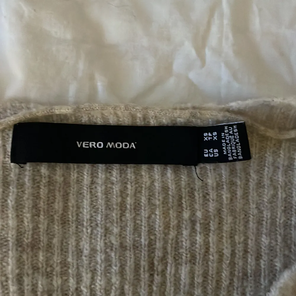 Stickad tröja från vero moda i storlek xs med v rigning. Tröjor & Koftor.