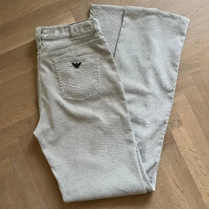 Armani Byxa  - Byxan är i bra skick och har en rak modell. Långa i benen, supersnygg passform!