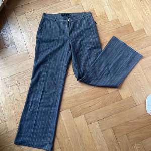 Lågmidjade, kritstrecksrandiga jeans med raka ben🌟 Köpta second hand men de är i bra skick!