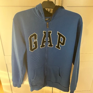Mörkblå GAP ziphoodie  - Superfint skick storlek XXL men sitter fint oversized på mig som brukar ha M 
