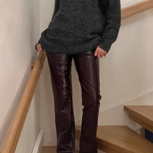 Vinröda skinnbyxor - Vinröda (syns inte riktigt på bilderna) skinnbyxor från J.Lindeberg, köpte de på Vinted men var för stora för mig som är 160 cm och brukar ha storlek s/xs. Står att de är storlek 30 och jag skulle säga att det kanske motsvarar en M (lånade bilder)