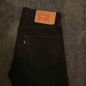 Levis 501 - Svarta Levis 501 i storlek 32x32 sparsamt använda. Pris kan diskuteras
