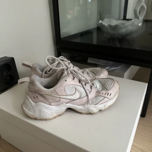 Nike skor  - Skorna är från nika de är avvända flitigt, men inte söndriga. 