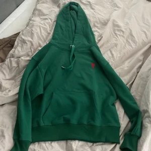 Ami hoodie - Sprillans ny ami hoodie i 10/10 skick. Storlek S men passar mer M eller L. Nypris - Cirka 3000kr
