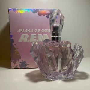Ariana Grande R.E.M parfym - Säljer nu min R.E.M parfym då den inte kommer till användning och då jag behöver pengarna💕inget fel på den alls och är nästan full (som man kan se på bilden)🤍  50 ml