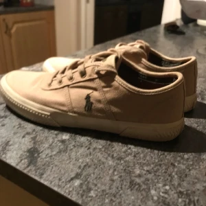 Polo ralph lauren tyrain skor - Säljer dessa ralph lauren skor i storlek 43. Skorna är i bra skick och inte använda mycket alls. Hör gärna av dig för frågor eller vid intresse!😁