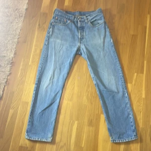 Ljusblå levis 501 jeans - Ljus blå levis 501 jeans, säljer för att dem inte passar mig längre. Hör av er om ni har frågor