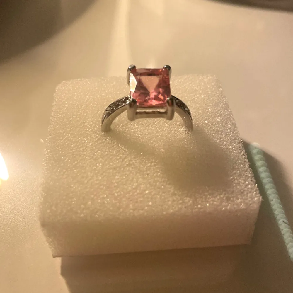 En superfin silverfärgad ring, med en rosa Sten i🩷. Accessoarer.