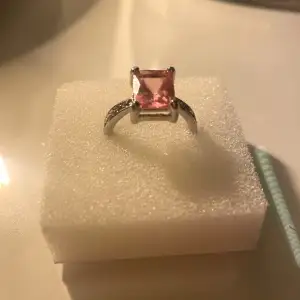En superfin silverfärgad ring, med en rosa Sten i🩷