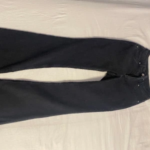 bootcut black jeans - Svarta bootcut jeans, lite för långa för mig men i bra skick!! 