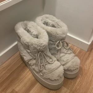 Vinterskor i fuskpäls - Vinterskor från H&M i storlek 40.