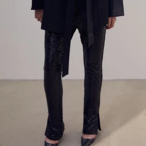 Paljettbyxor - Säljer dessa helt nya raka paljettbyxor från HM med slits där nere, helt oanvända och lappen är kvar, beställde två st. Passar XS-S skulle jag säga Använder köp nu för dessa byxor