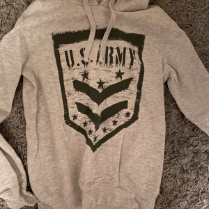 Grå Hoodie - Säljer denna snygga hoodie i perfekt skick. Storlek small, kan samfraktas med andra annonser! Kan mötas i Karlstad/fraktas.