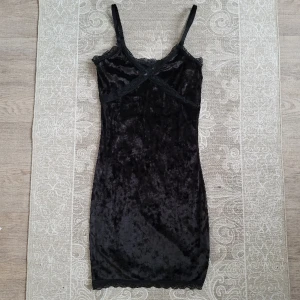 Svart klänning - Svart klänning, aldrig använd! Så mjukt material med fina spetsdetaljer och justerbara band, perfekt både som festklänning eller nattlinne! ❤