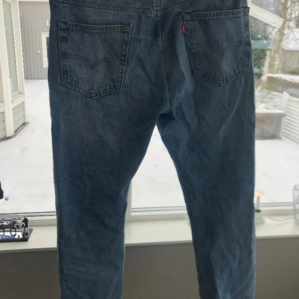 Ljusblåa levis jeans. Bra skick, använts få gånger. Storlek W34 L32. Passar kille som är 190cm och väger 85kg. . Jeans & Byxor.