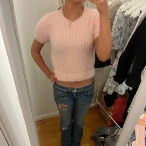 Rosa topp zara - Säljer min rosa topp ifrån zara💓💓 Bilderna är lånade från hon jag köpte tröjan av och av henne var den använd 1 gång och jag har aldrig använt den. Slutsåld på hemsidan❤️