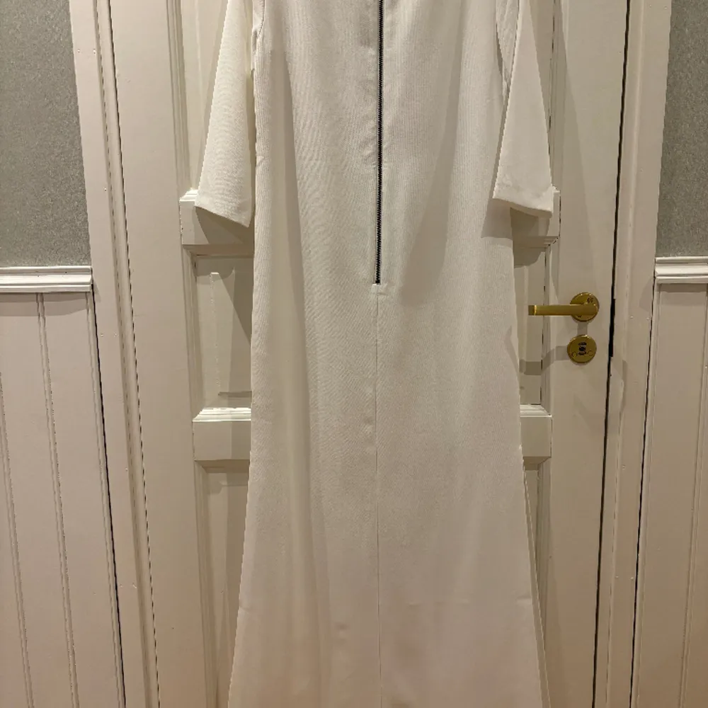 Aldrig använd, maxiklänning med kontrasterande dragkedja i ryggen  Dubbla slitsar  Arrow crepe split maxi dress, summer white  Strl. XS (UK 8) . Klänningar.