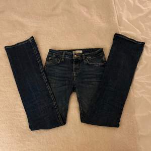 Säljer mina älskade jeans från zara i stolen 34 då jag slutat använda dem. Modellen heter ”jeans ZW the low rise bootcut”☺️