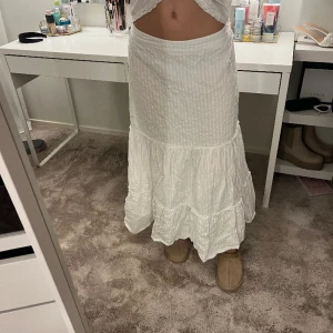 Fin långkjol - Denna passar perfekt till sommaren/resa då den är tunn men ej seetrough, har även resor i midjan! Inga defekter🥰