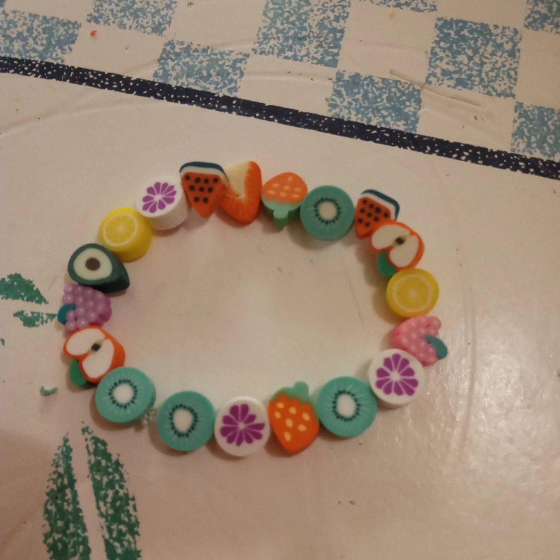 Barnarmband med olika frukter o töjbar tråd .