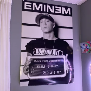 Eminem poster - Eminem poster, köpt för ett halvår sedan. Bra i skick, inget sönder. Köpt för ca 249kr.