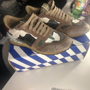 Valentino rockrunner - Riktigt snygga samt fräsha rockrunners. 9/10 skick små tecken på användning tillkommer. Tar även byten!