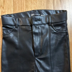 Skinn byxor  - Säljer dessa as coola skin bootcut byxorna från zara! Slutsålda!!💓  Priset kan diskuteras!
