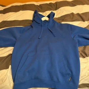 Your turn Mörkblå hoodie storlek M herr modell  - Blå your turn hoodie I storlek M herr modell säljs för att jag har vuxit ur den 