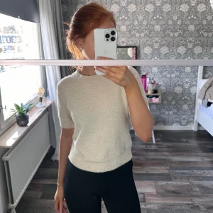 stickad tröja - beige stickad tröja ifrån Hm💕 säljer då jag inte får så mycket användning av den, bra skick✨