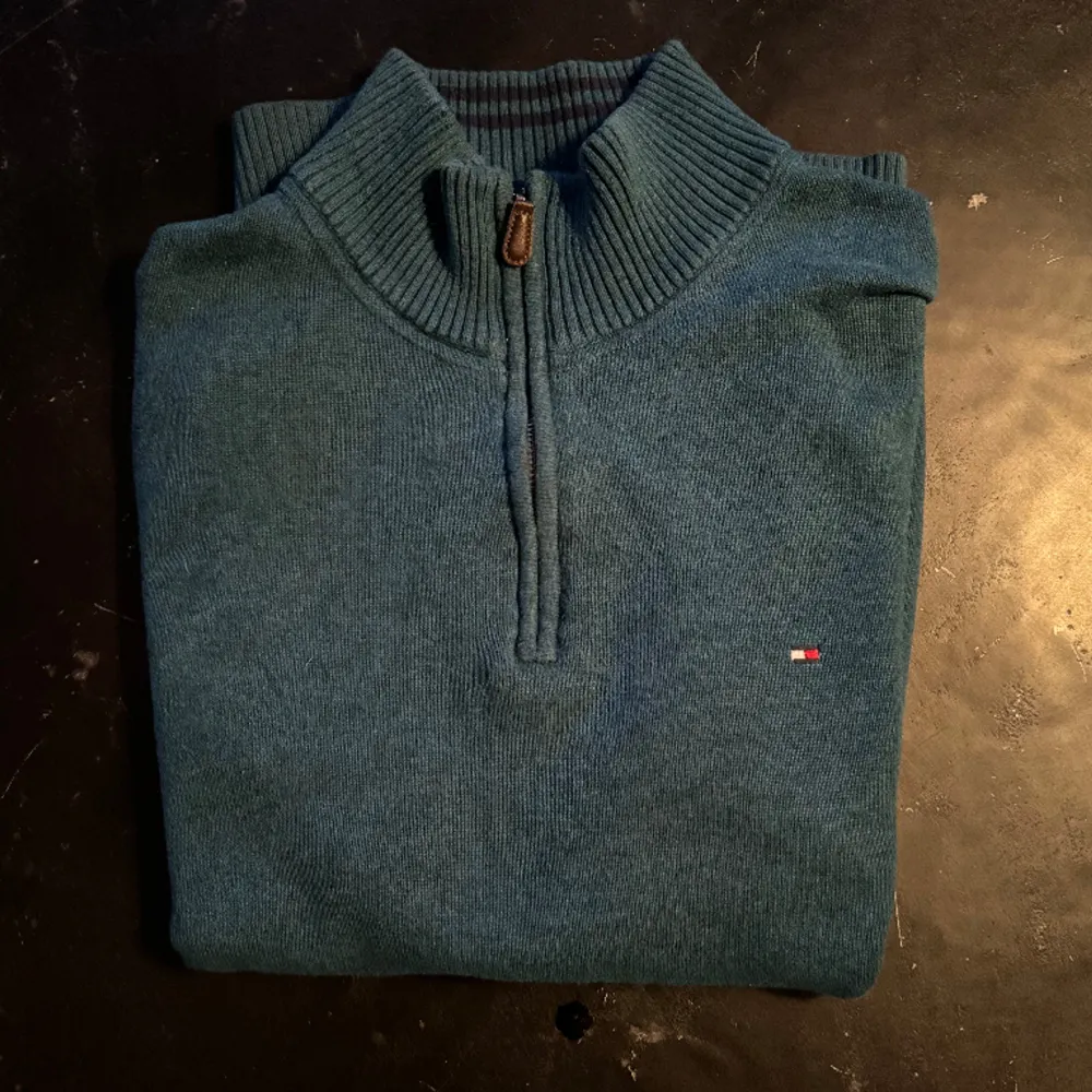 Mörkgrön väldigt snygg färg Tommy Hilfiger half zip tröja i storleken XL men  passar som L också. Använd fåtal gånger, bra skick.. Tröjor & Koftor.