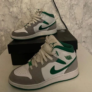 Jordans - Sparsamt använda Jordans - stl 38.5 Inga defekter  Köparen står för frakten och betalning sker via Swish!