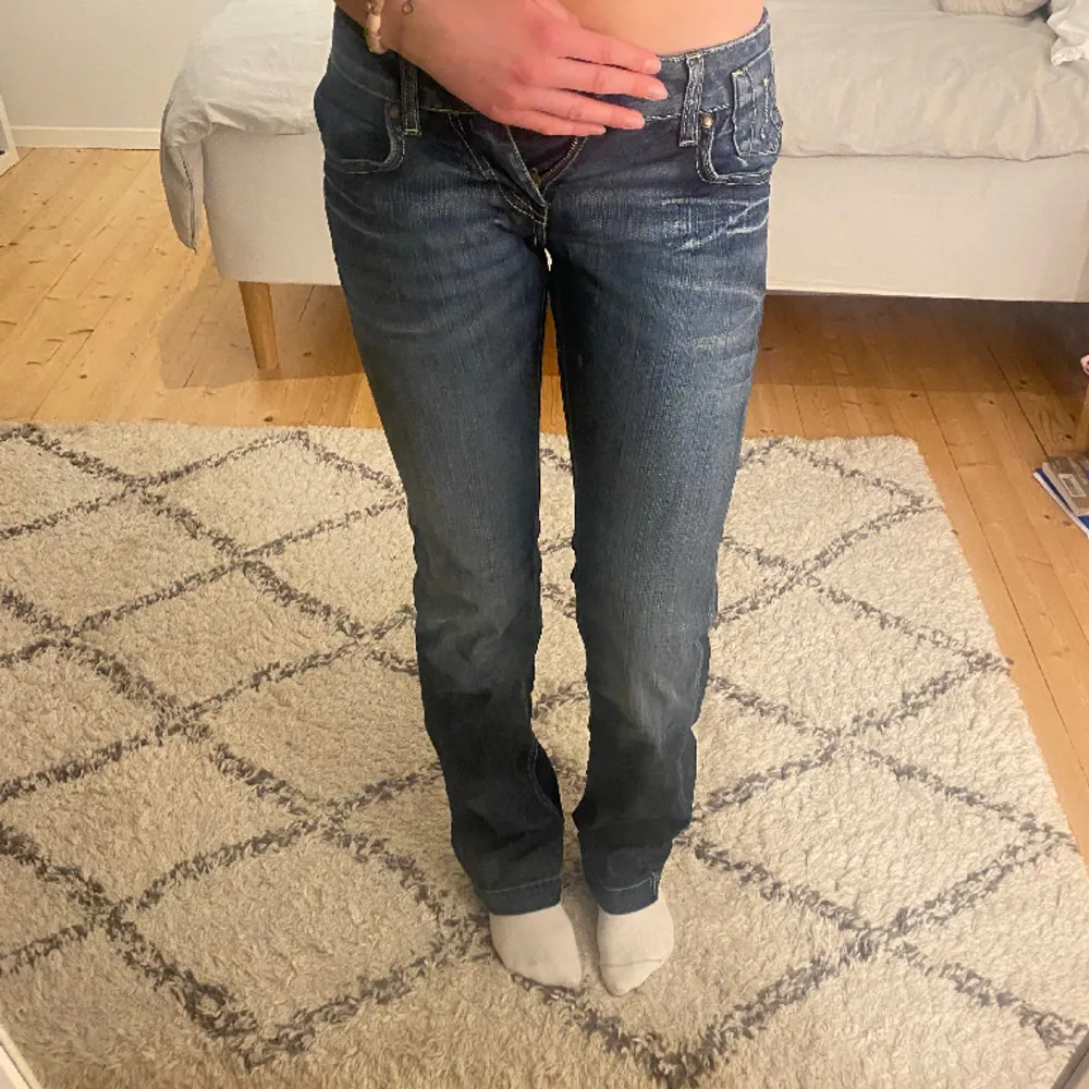 Säljer dessa fina lågmidjade utsvängda jeans. Coola fickor men tyvärr för små för mig. Pris går att diskutera. Kom privat vid frågor, för att köpa eller för fler bilder!🙏🏼💗obs! Några slitningar, ex ett vid knapphålet. (kom privat för bild). Jeans & Byxor.