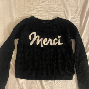 Stickad tröja  - Medel lång stickad tröja, ganska varm. Använd fåtal gånger 