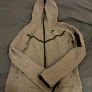 Nike tech fleece zip - Säljer nu min Nike tech hoodie den är använd 2-3 gånger. Den är som ny. Den är stor i strl så passar någon upp till 180cm Den sitter mer Som S  skick 10/10