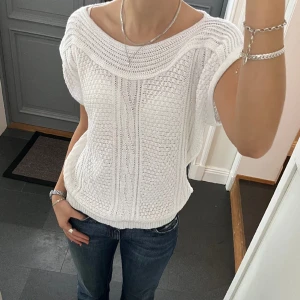 Vit kortärmad stickad tröja - Vit stickad kortärmad tröja från Black Diamond. Storlek S. Fint skick. Använd gärna köp nu!