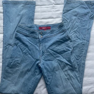 Vintage Only jeans - Lågmidjade bootcut jeans från Only jeans wear. Storlek 36 och stretchiga. Midjemått: 70cm Innerbenslängd: 83cm. Inga synliga defekter. Hör gärna av er vid eventuella frågor 💗