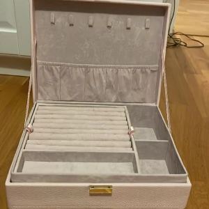 Smyckeskrin - Ett praktiskt smyckeskrin som jag inte använder längre.  nypris:400kr❤️