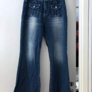 Otroligt snygga lågmidjade jeans, med fina detaljer vid fickorna. Jag har aldrig använt dessa för att de inte passat, men de är så fina verkligen 💙