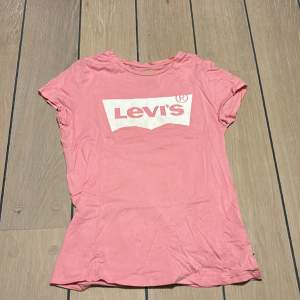 T-shirt från levi’s i använt skick. Nypris 250kr.