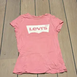 T-shirt från levi’s i använt skick. Nypris 250kr.