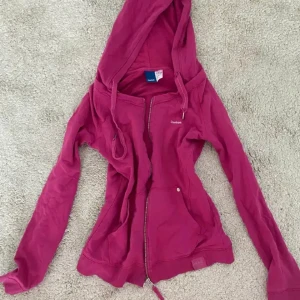 Vintage Reebok zip i tight modell  - En asfin zip i en tight modell i strl S. Vintage i fint skick. Cool urigning<3  